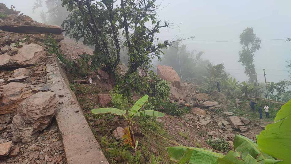 पहिरोले मध्यपहाडी लोकमार्ग अवरुद्ध, बोलबमका लागि हलेसी आउने तीर्थालु अलपत्र
